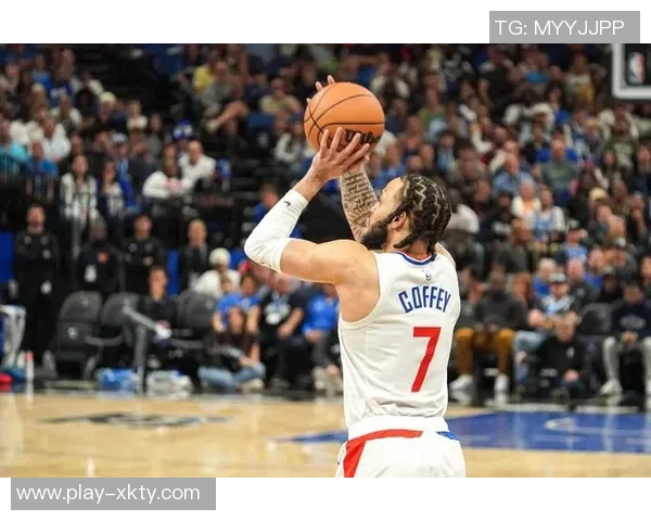 莱昂纳德季前赛上半场狂砍五记三分球平上赛季单场最佳表现 莱昂纳德季前赛上半场狂砍五记三分球平上赛季单场最佳表现